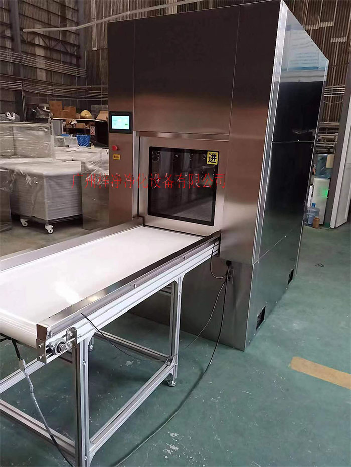 輸送帶傳遞窗還可吹淋被傳遞物品的表面，防止物品可能攜帶塵埃進(jìn)入潔凈室。
